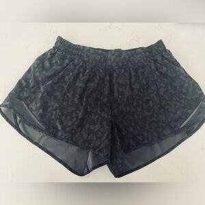 Lululemon Hotty Hot lined 4” shorts